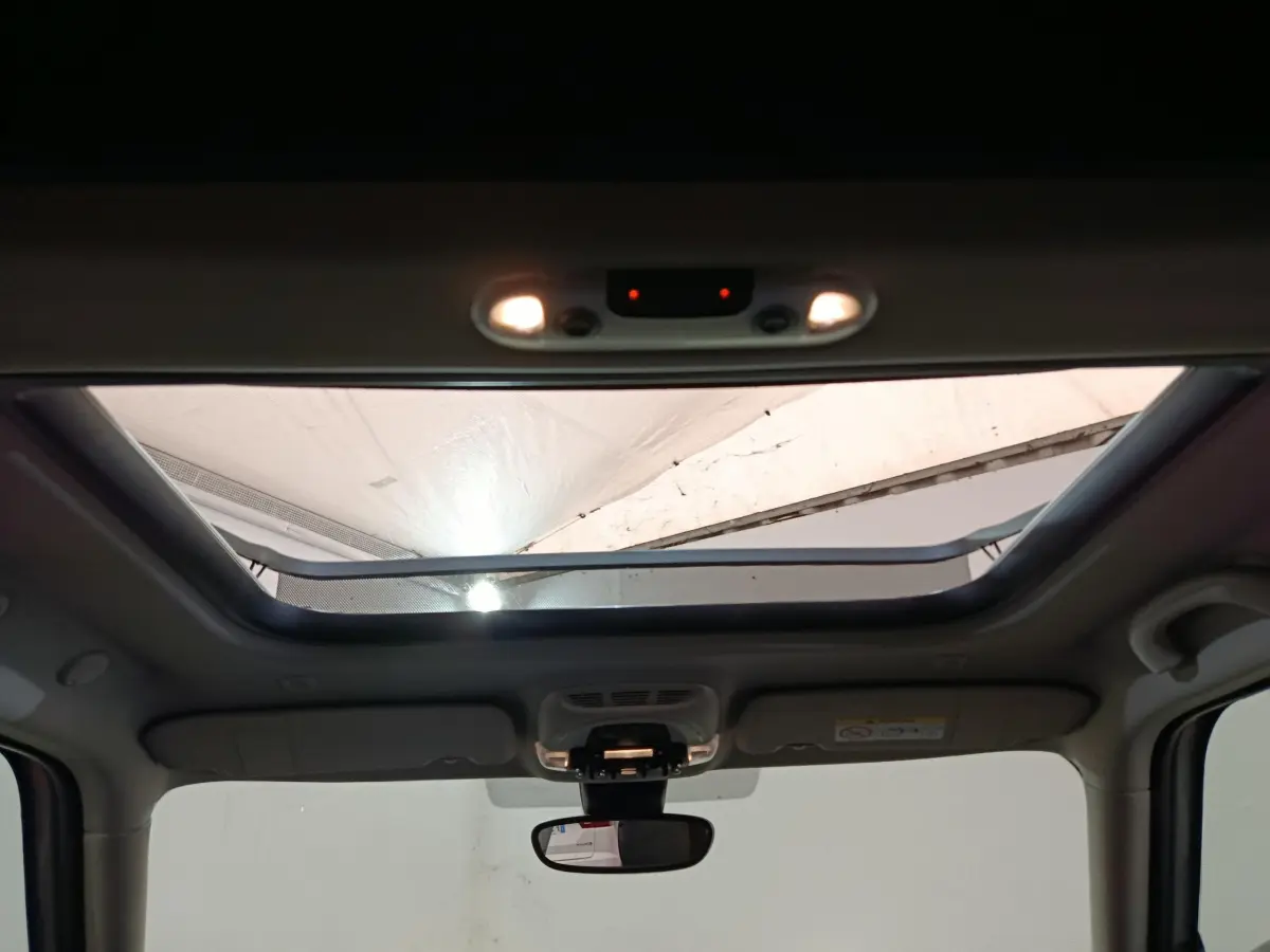 Toit ouvrant panoramique ouvert vu de l'intérieur avant du MINI Countryman blanc 2021 Cooper SE.