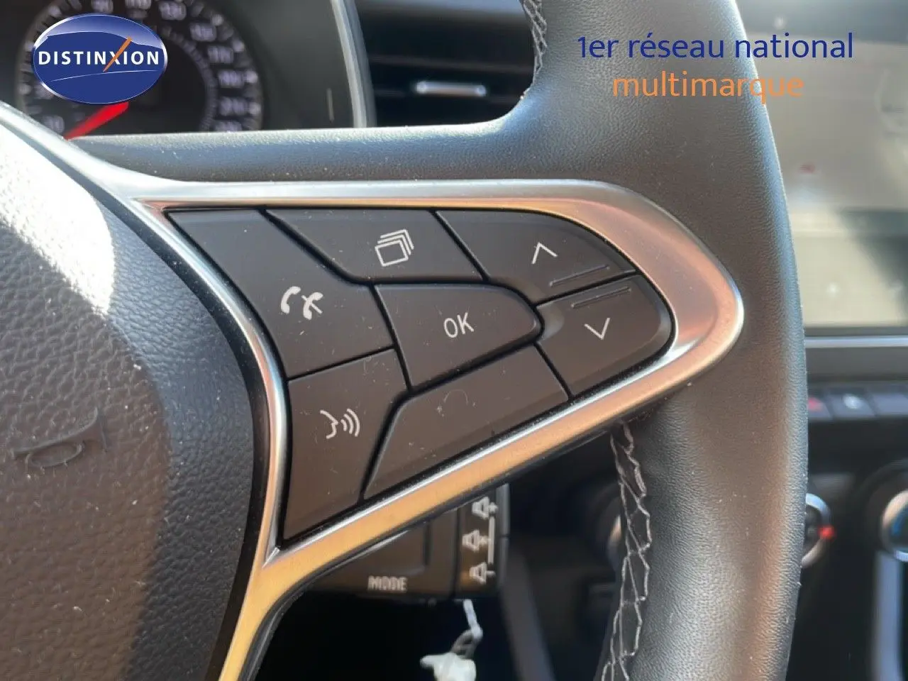 Gros plan sur les commandes au volant côté gauche d'une Renault Clio blanche glacier 2020 essence business.