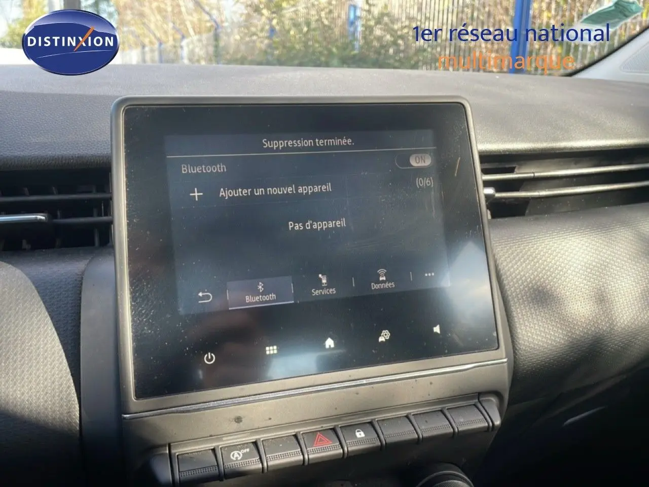 Écran tactile central affichant le menu Bluetooth dans l’habitacle d’une Renault Clio blanc glacier 2020.