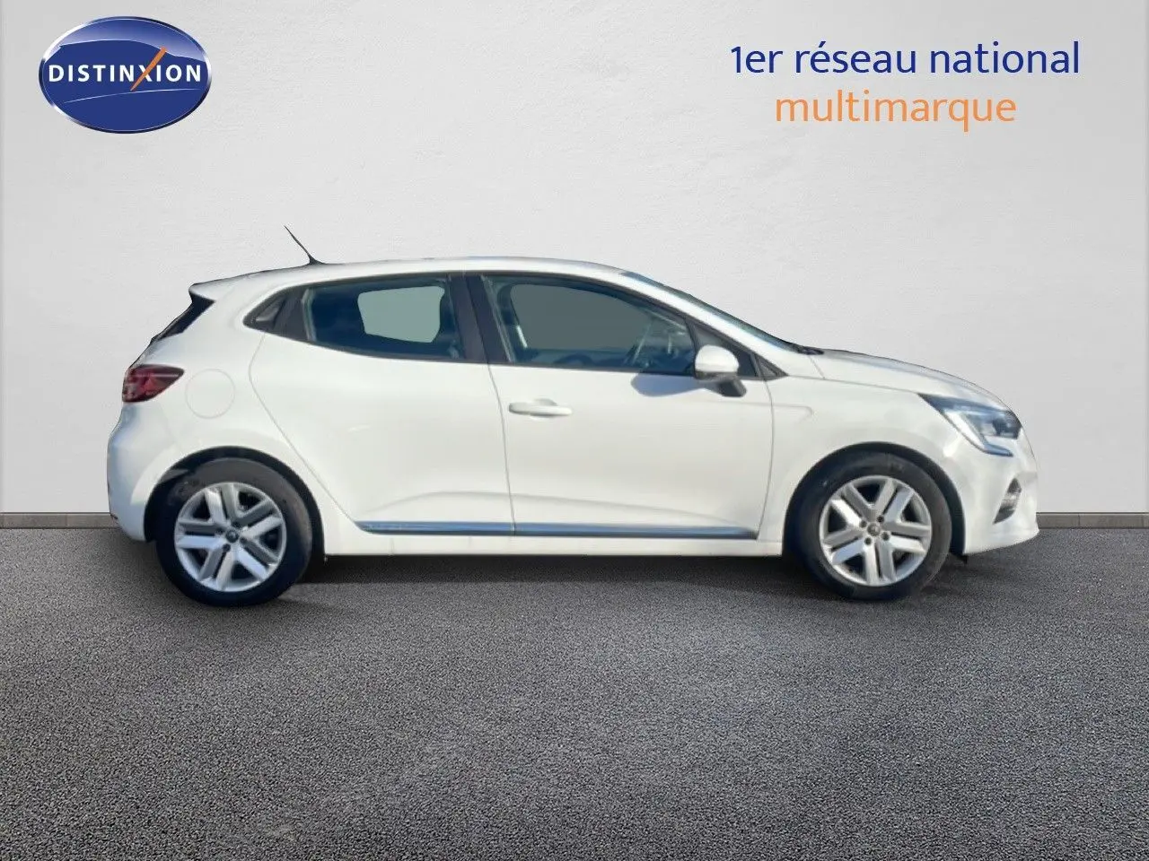 Profil côté gauche d'une Renault Clio blanche Glacier 2020 à 5 portes, sur fond neutre avec logo Distinxion.