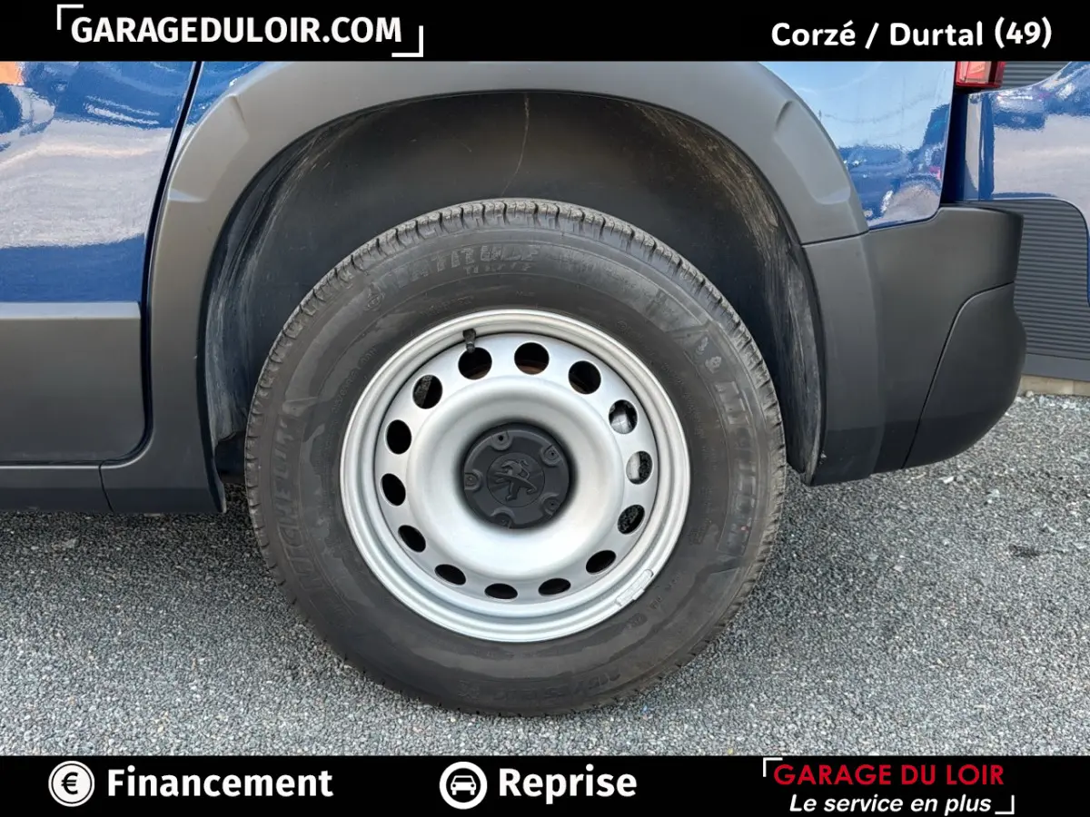 Gros plan sur la roue arrière droite en jante acier du Peugeot Rifter bleu 2024 version Allure.