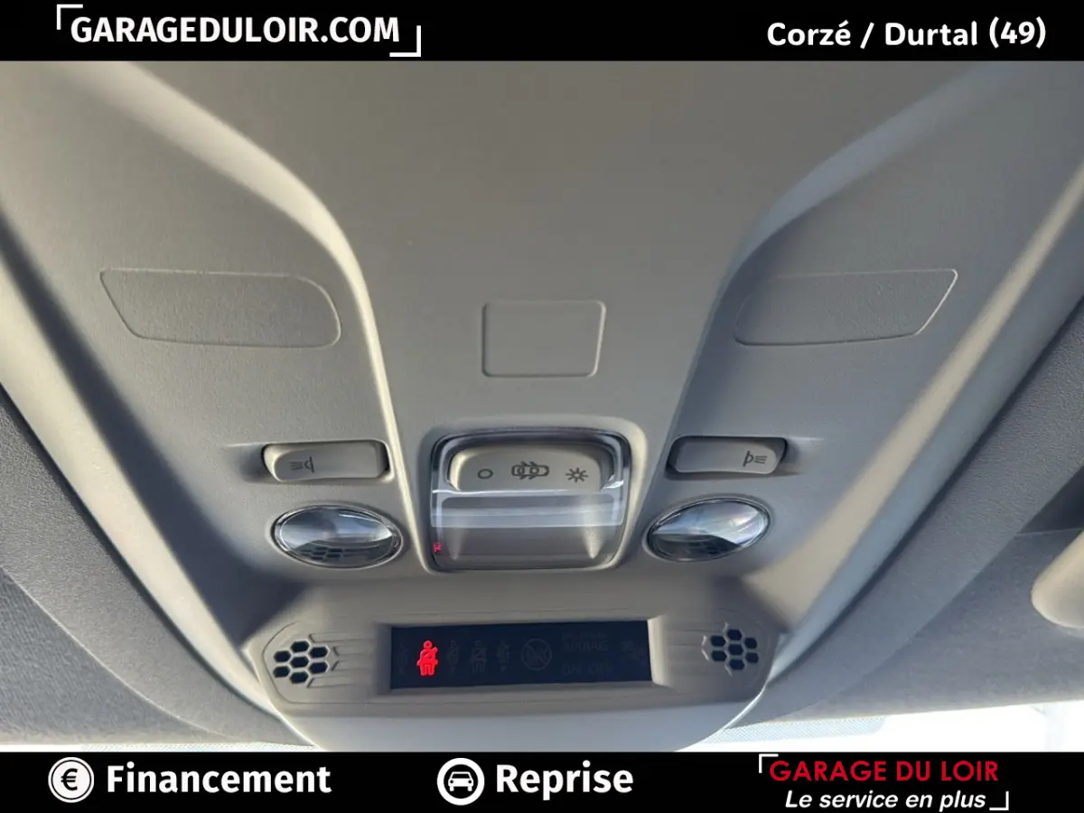 Vue en gros plan du plafonnier gris clair avec commandes d’éclairage et indicateur de ceinture sur Peugeot Rifter bleu 2024.