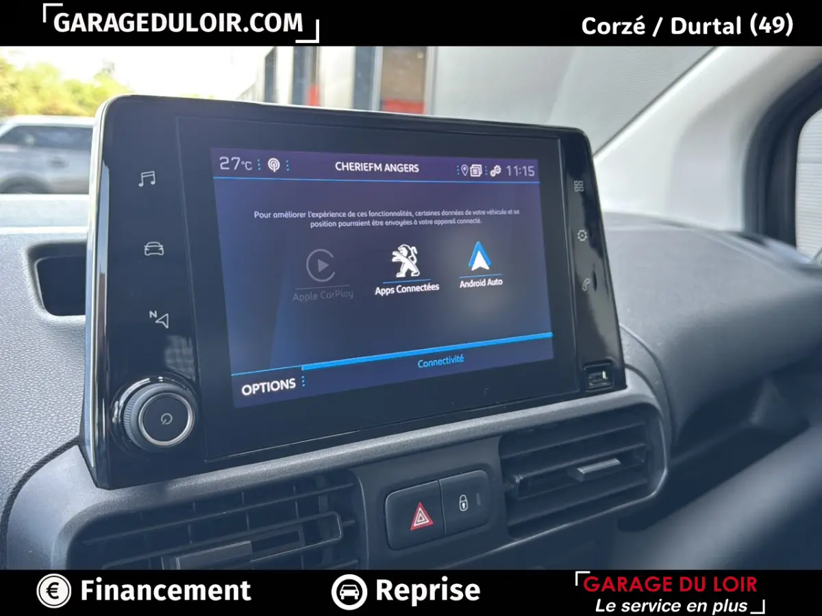 Vue intérieure du tableau de bord du Peugeot Rifter bleu 2024, avec écran tactile central affichant Apple CarPlay et Android Auto.