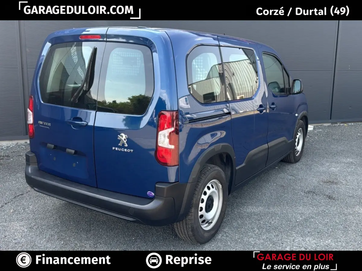 Vue 3/4 arrière droite d'un Peugeot Rifter bleu 2024 avec portes arrière battantes et jantes acier simples.