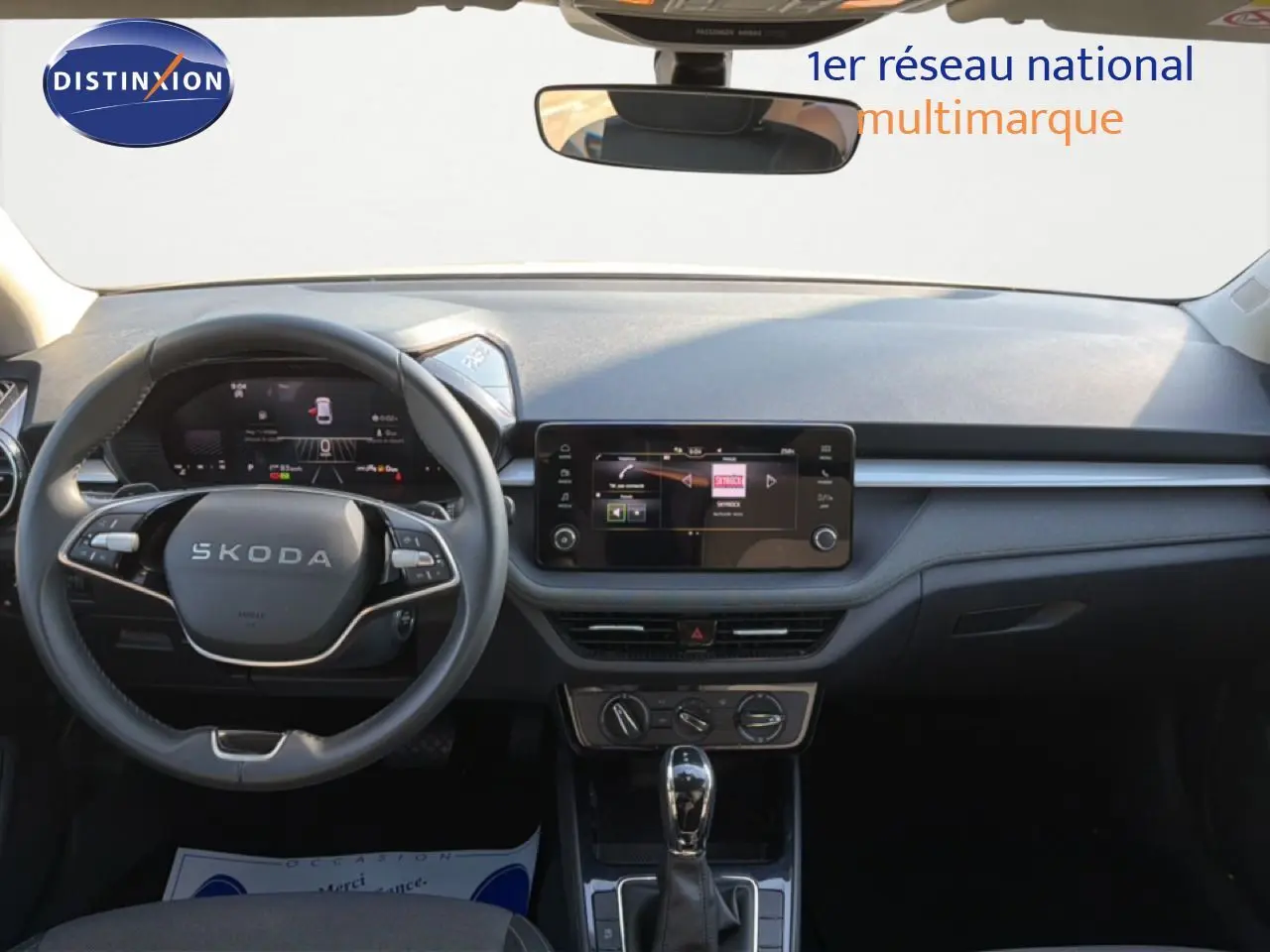 Vue intérieure frontale du tableau de bord et volant noir de la Skoda Fabia 2025 avec écran tactile central et boîte automatique.