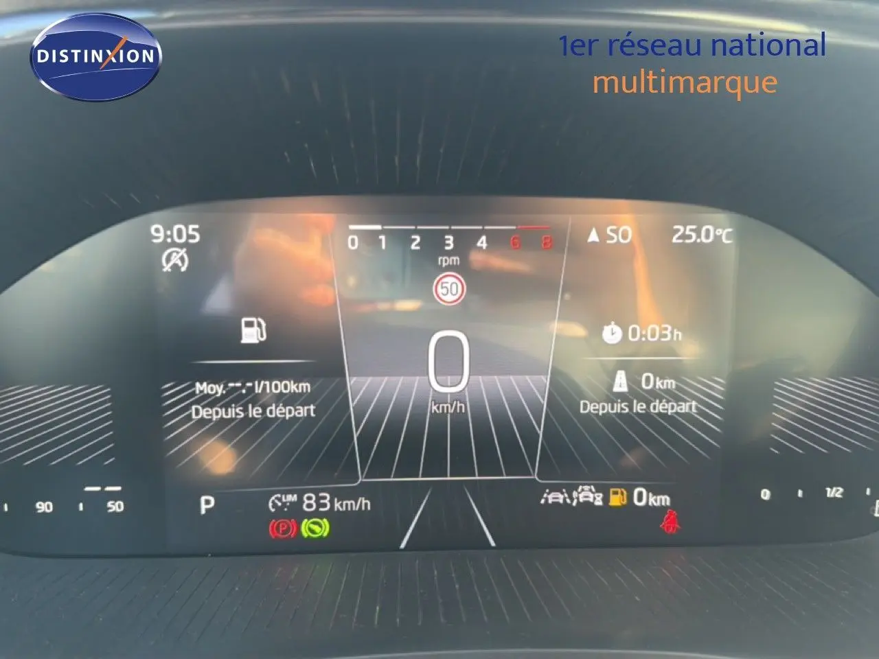 Affichage numérique du tableau de bord de la Skoda Fabia 2025, montrant la vitesse à 0 km/h et la température extérieure à 25°C.