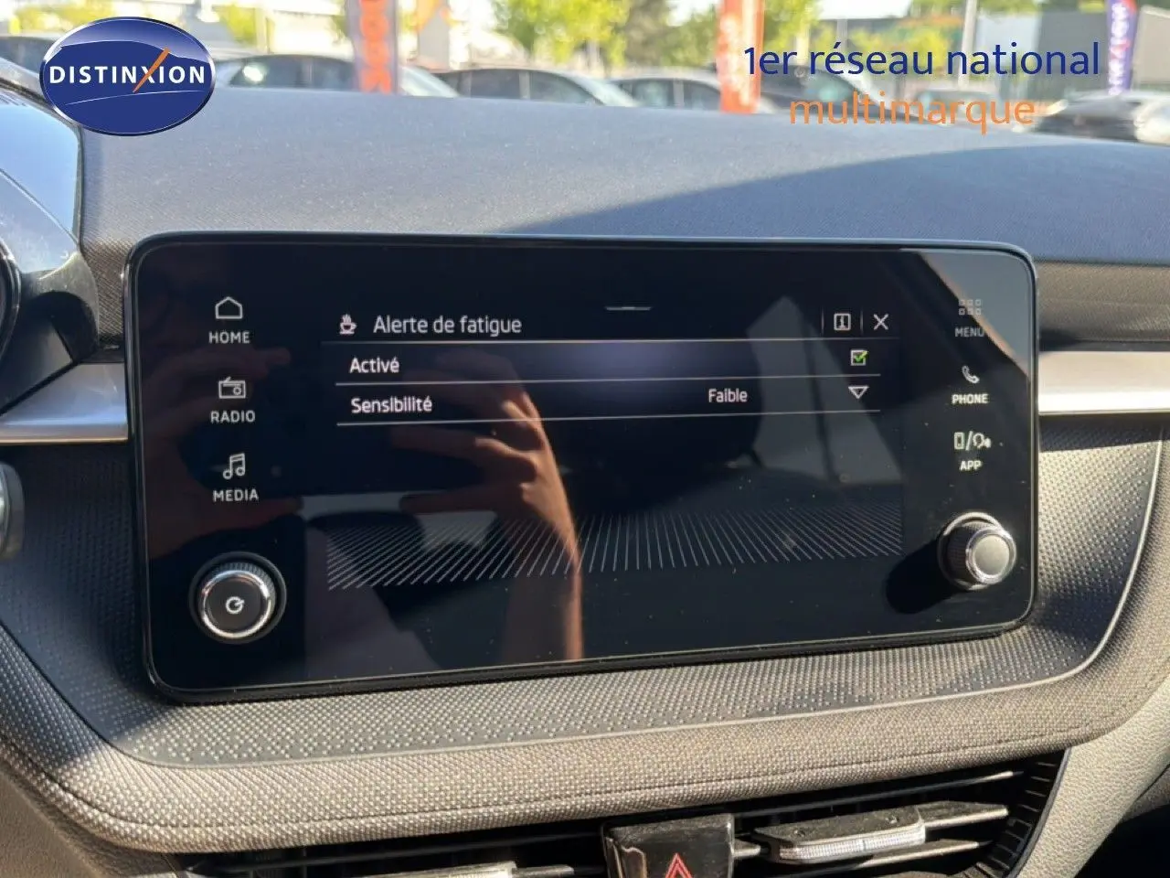 Écran tactile central du tableau de bord d’une Skoda Fabia 2025, affichant le menu d’alerte de fatigue.