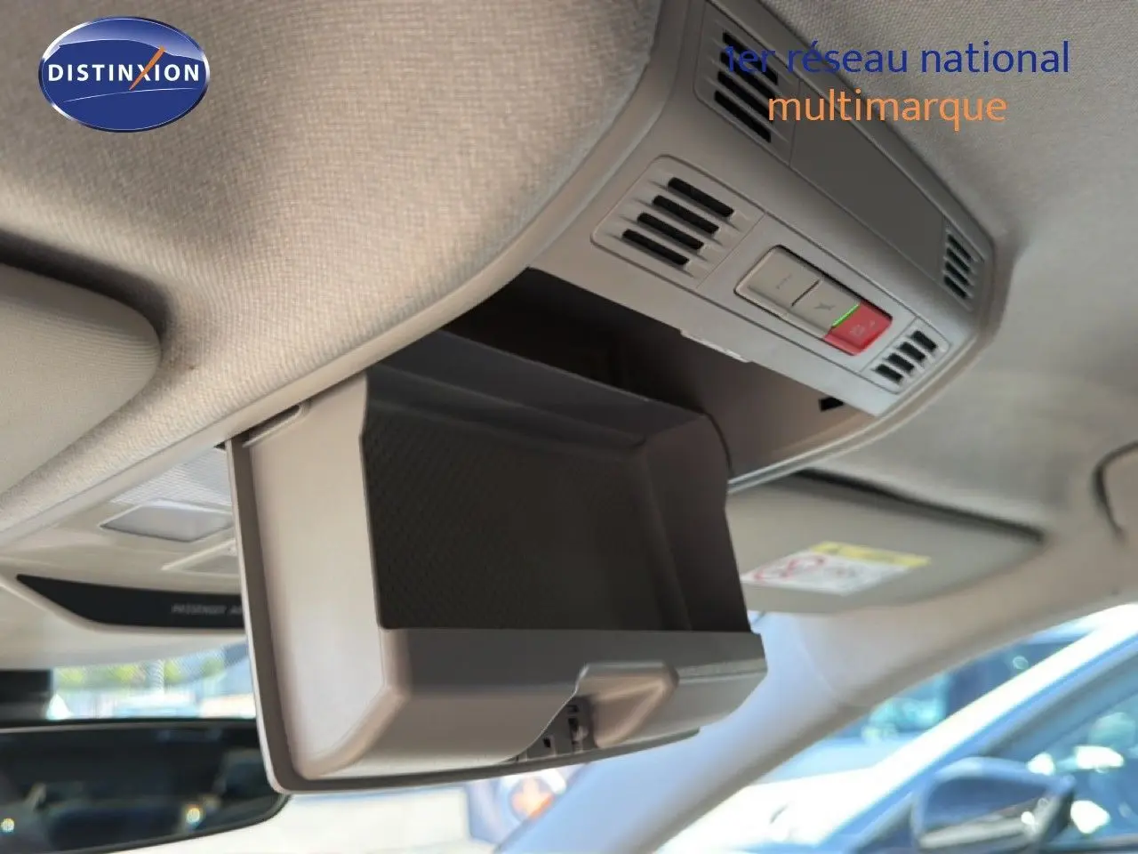 Vue intérieure en gros plan du rangement plafond ouvert dans une Skoda Fabia blanc glacier, avec commandes intégrées visibles.