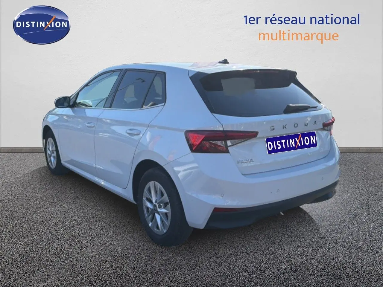 Vue 3/4 arrière droite d'une Skoda Fabia blanche glacier, compacte avec feux arrière LED et jantes alliage 15 pouces.