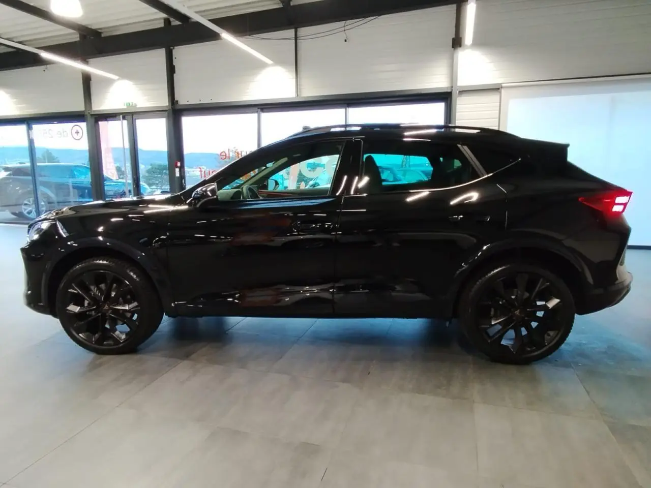 Profil droit de la CUPRA Formentor noir métal 2026 avec jantes 19'' Sandstorm et toit ouvrant panoramique.