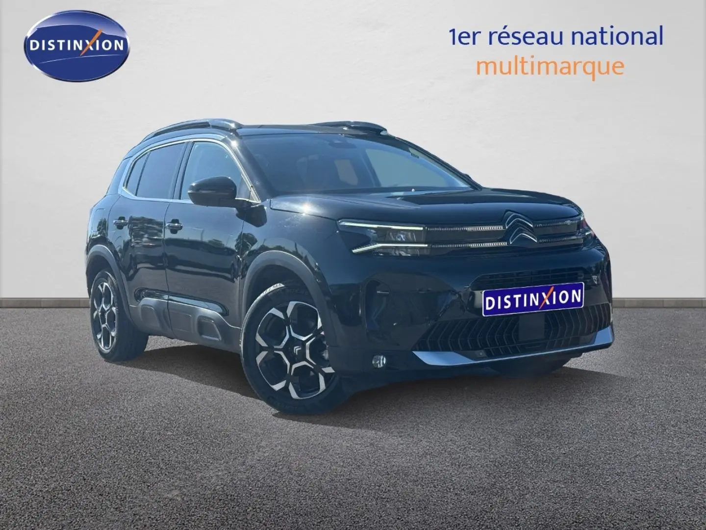 Citroën C5 Aircross noir Perla Nera vue 3/4 avant droit avec jantes alu et barres de toit visibles.
