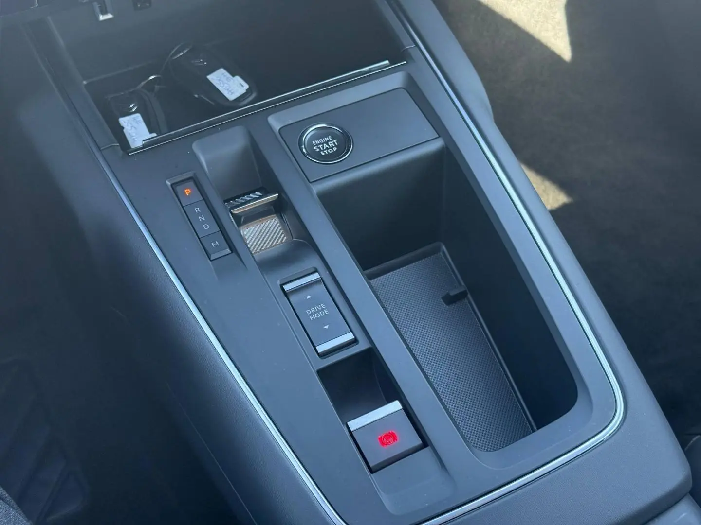 Gros plan sur la console centrale noire du Citroën C5 Aircross 2025 avec bouton start/stop et levier de boîte automatique.
