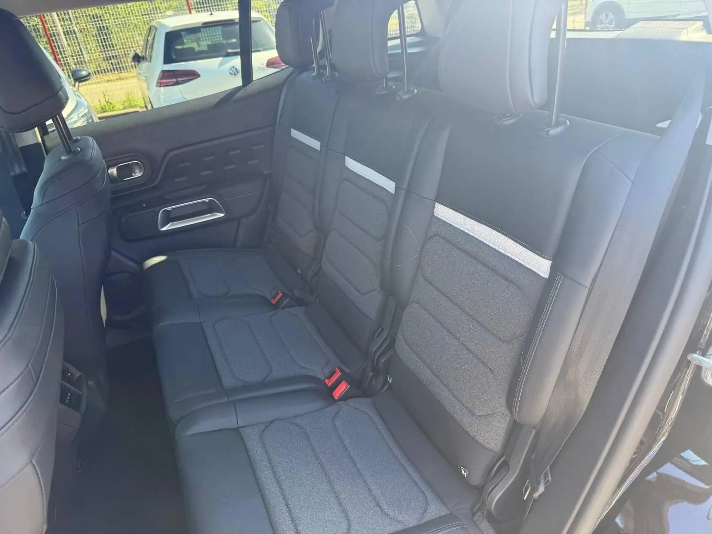 Vue intérieure côté droit sur la 2e rangée de sièges individuels noirs et gris du Citroën C5 Aircross 2025.