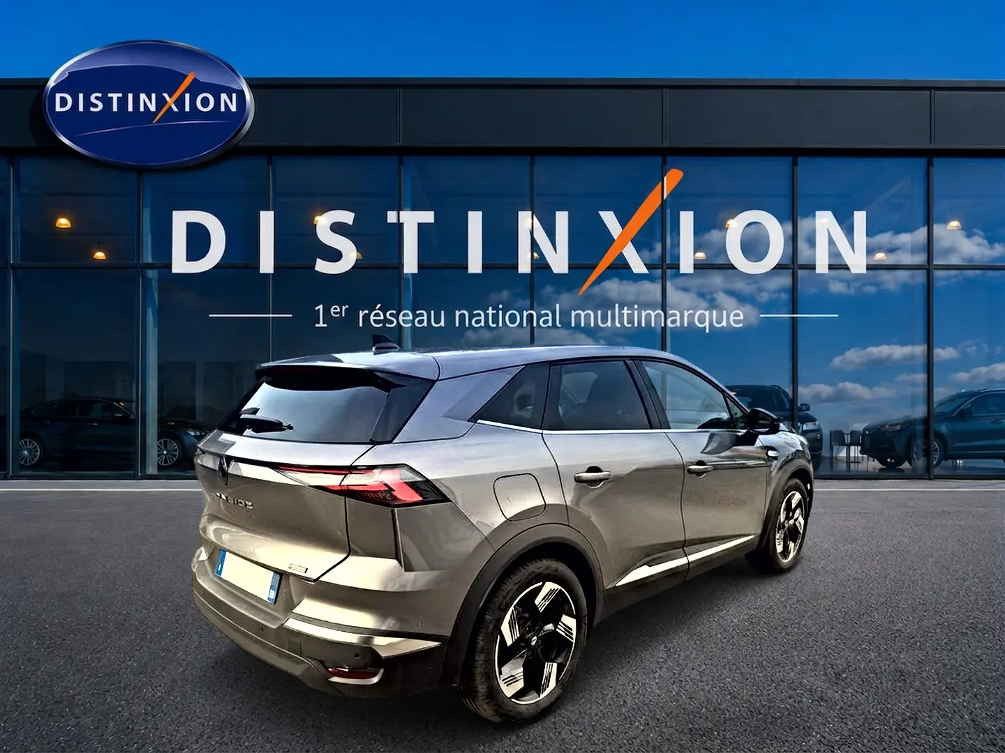 Renault Symbioz gris cassiope en 3/4 arrière droit, avec feux arrière LED et jantes alu distinctives.