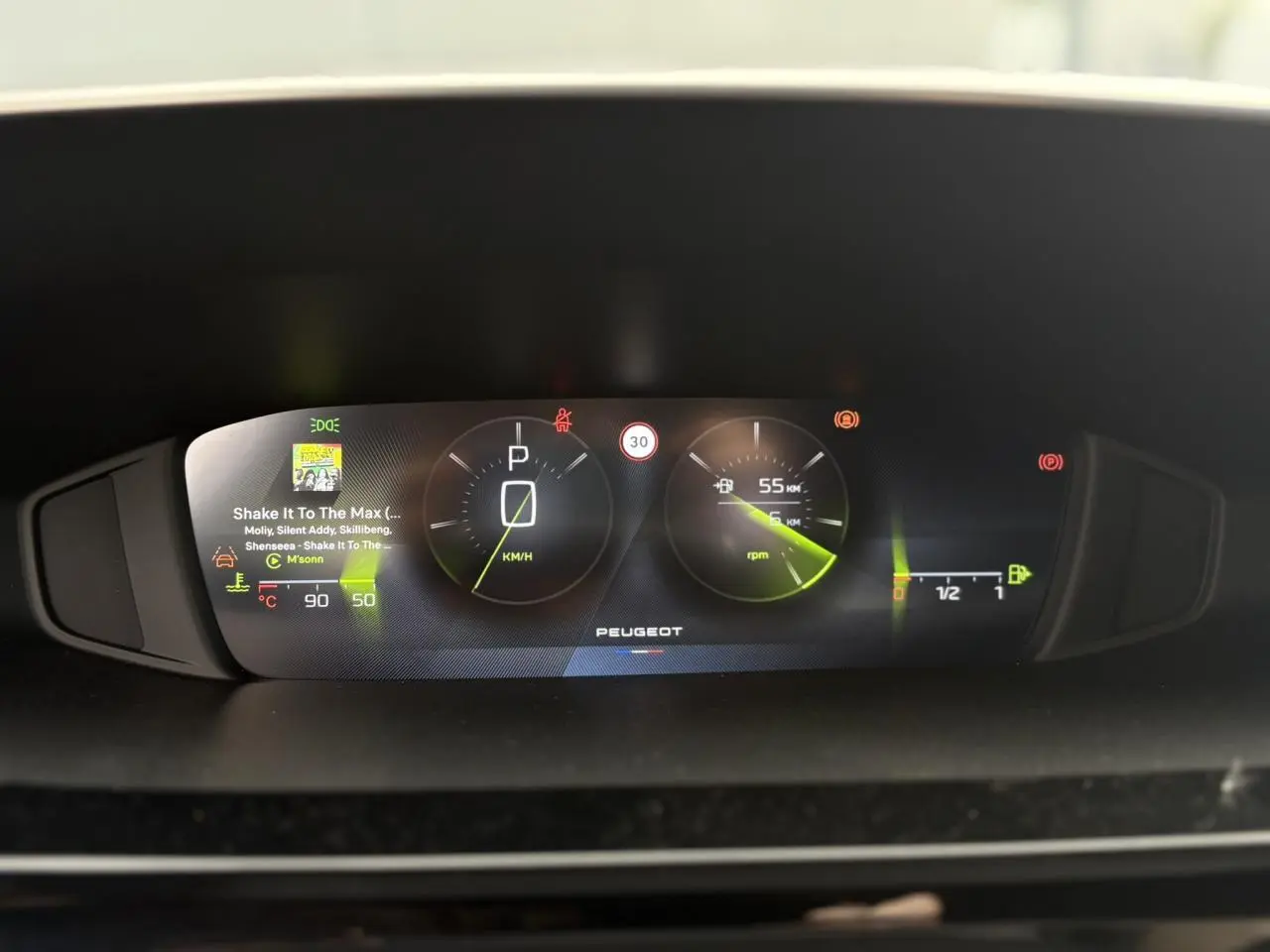 Tableau de bord numérique de Peugeot 308 2024 affichant vitesse, régime moteur et informations multimédia.