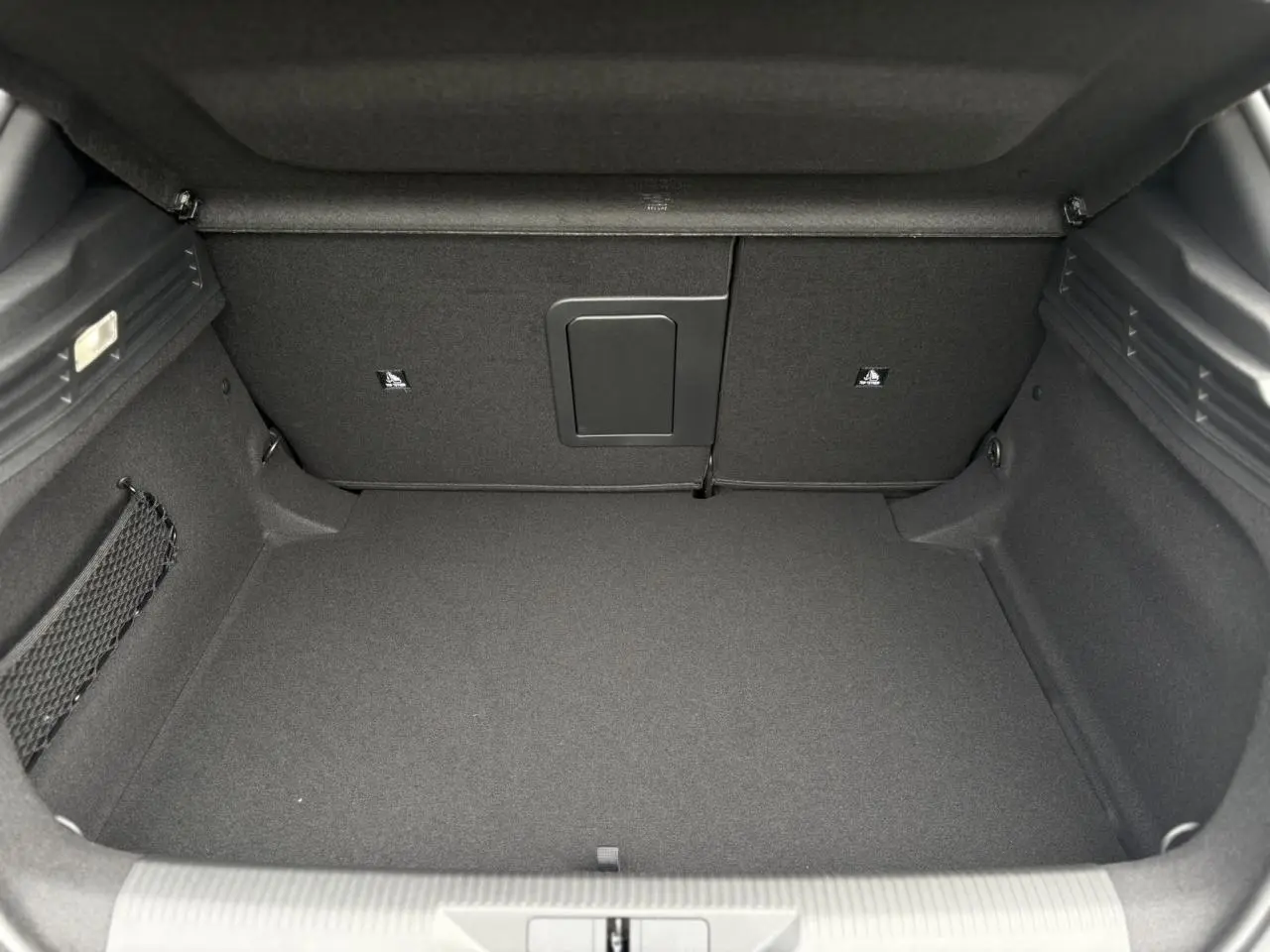 Coffre spacieux et propre de la Peugeot 308 1.5 BlueHDI 130 GT, vue intérieure sans chargement.
