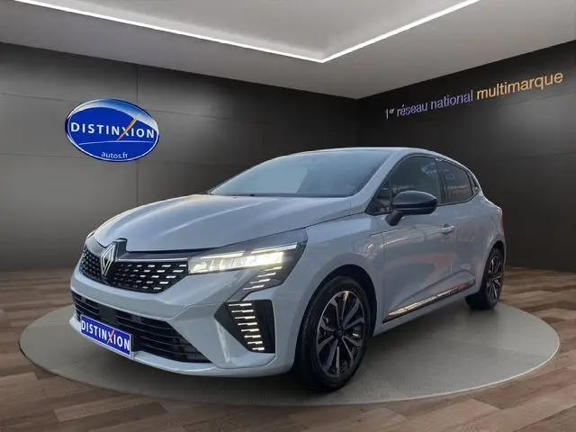 Vue 3/4 avant d'une Renault Clio V TCE 90 Techno gris Rafale avec jantes alu 16 pouces et vitres teintées.