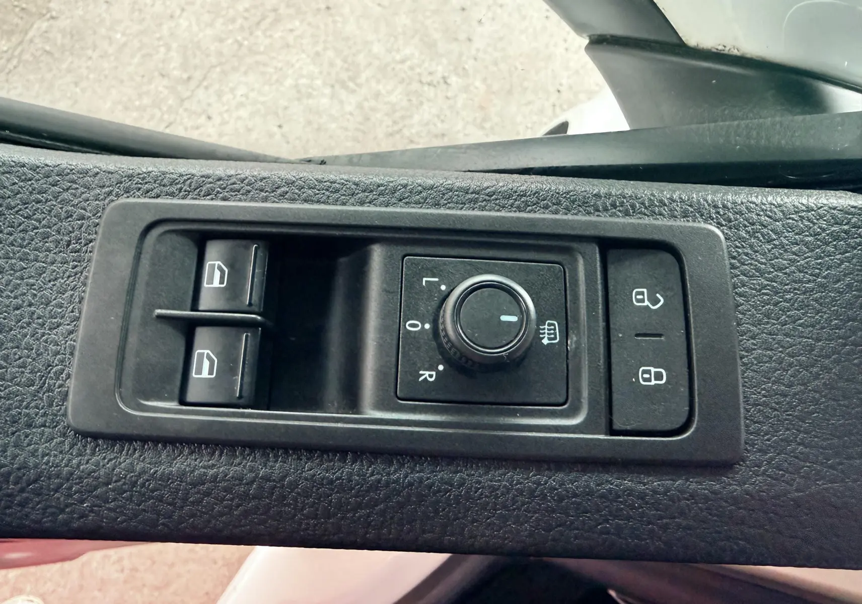 Commande des rétroviseurs et des vitres sur la porte côté gauche d’un Volkswagen Transporter blanc L1H1 2018.