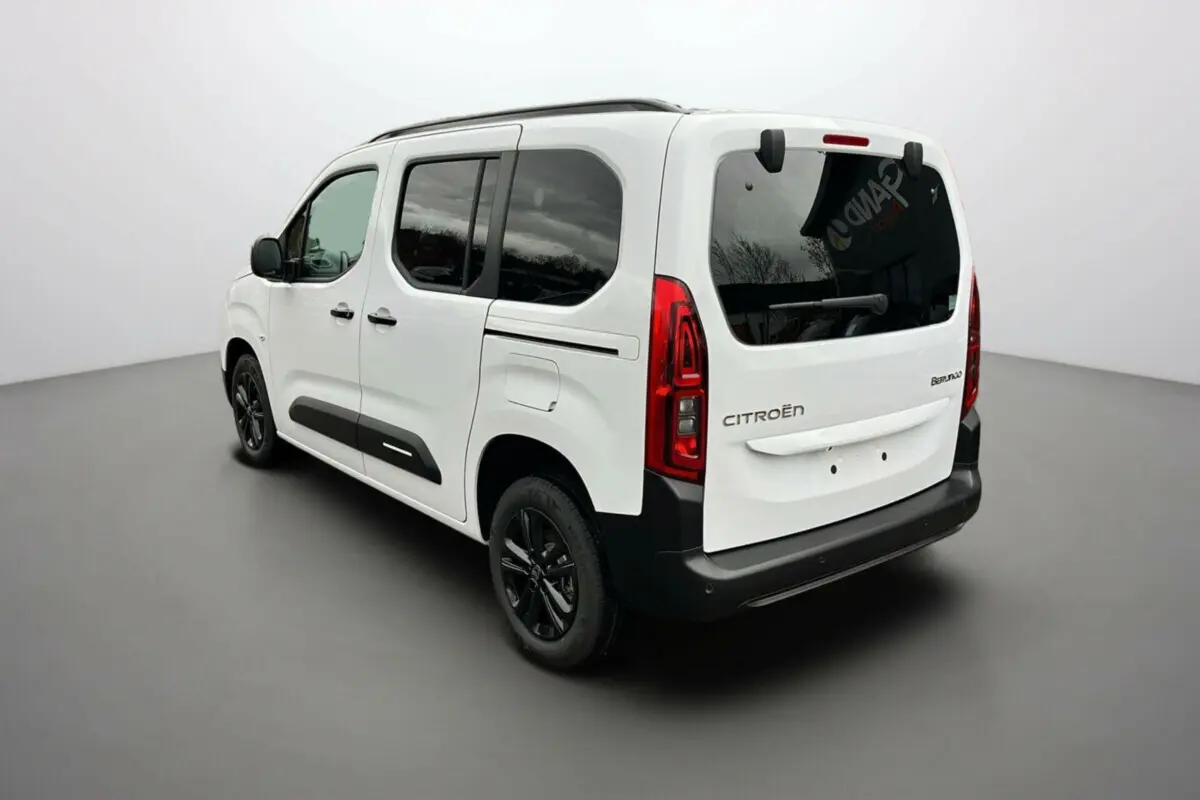 Vue 3/4 arrière droite du Citroën Berlingo Kaolin white avec vitres arrière surteintées et jantes noires.