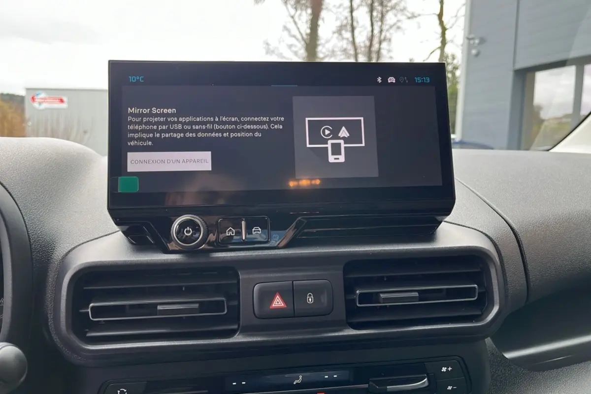 Vue frontale de l’écran tactile central du tableau de bord du Citroën Berlingo 2026, interface Mirror Screen affichée.