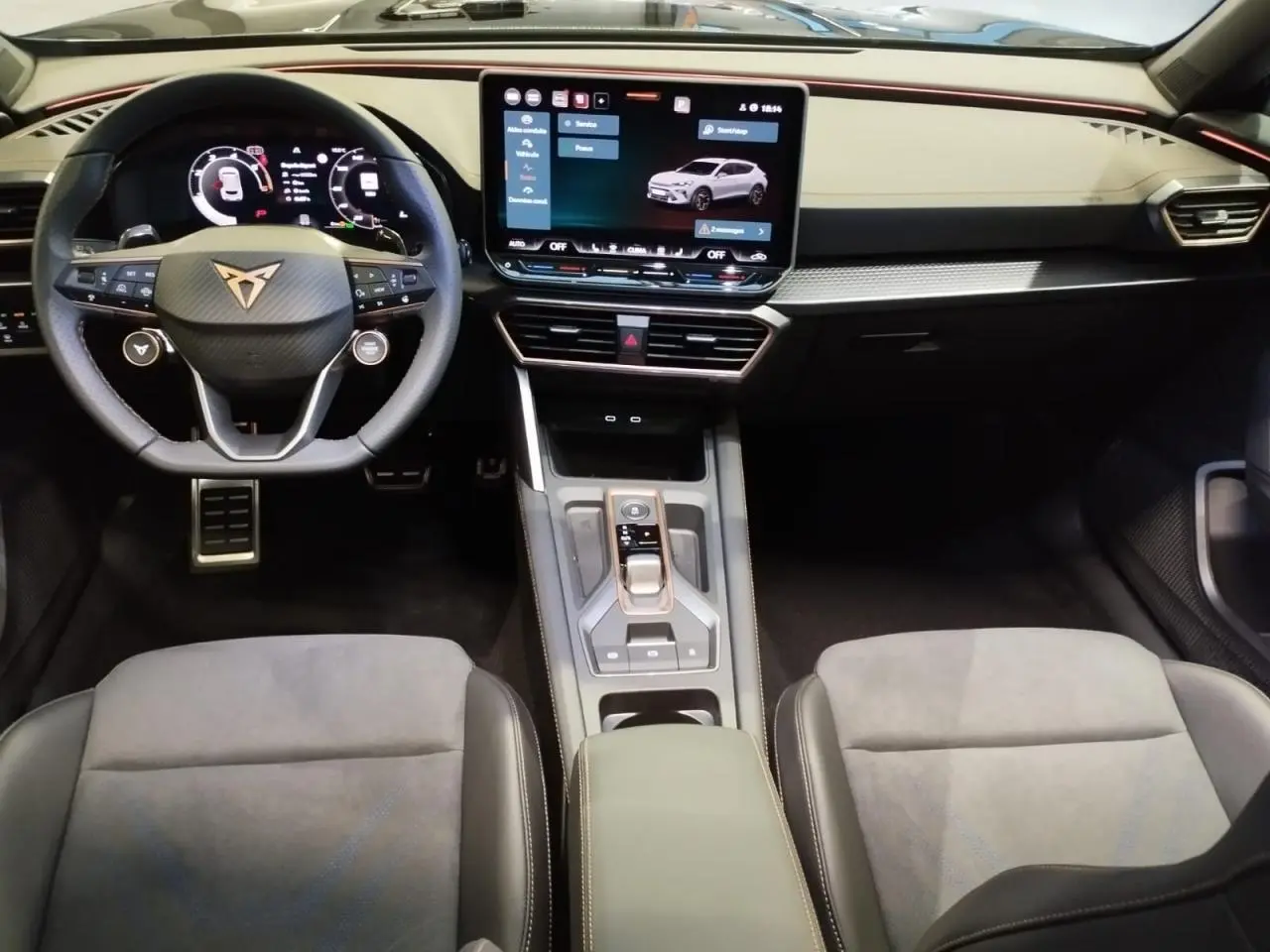 Vue intérieure avant du CUPRA Formentor 2.0 TDI 2026, tableau de bord noir avec écran tactile et volant Supersports.