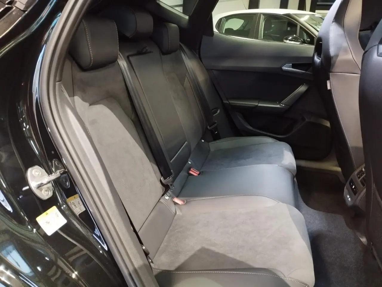 Vue intérieure côté arrière droit des sièges baquets suédine noir et cuir du CUPRA Formentor 2.0 TDI 2026 avec toit panoramique.