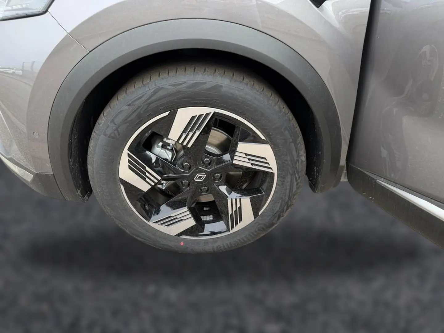 Gros plan sur la roue avant gauche gris cassiope du Renault Symbioz 2026 avec jante alu noire et argentée au design géométrique.