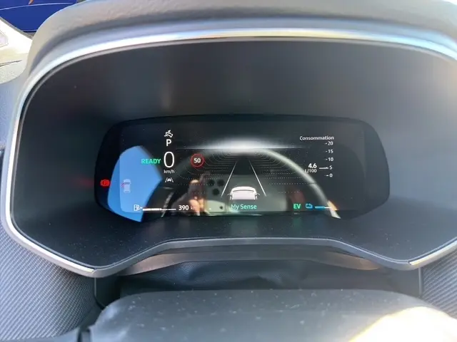 Affichage numérique du combiné d'instruments de la Renault Clio Esprit Alpine E-Tech 2025, vue de face, avec indicateurs de vitesse et consommation.