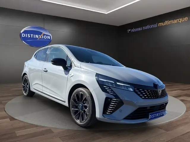 Renault Clio Esprit Alpine E-Tech gris clair vue 3/4 avant, jantes noires et calandre distinctive en showroom.
