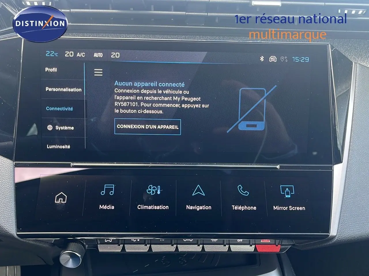 Écran tactile central de la Peugeot 308 2024 affichant le menu connectivité et options multimédia.