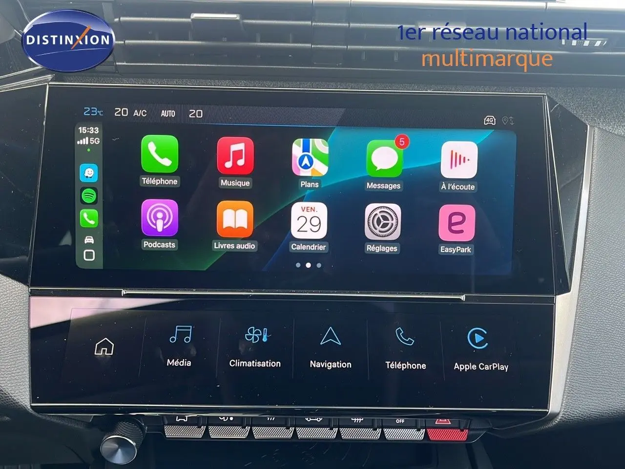 Écran tactile central de la Peugeot 308 hybride 2024 affichant les applications Apple CarPlay en intérieur.