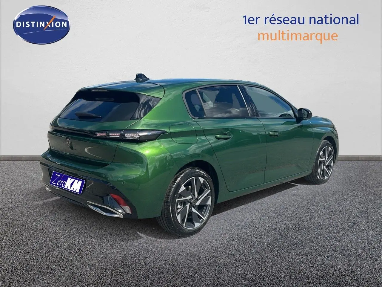 Peugeot 308 hybride vert olivine métal vue 3/4 arrière droit, avec jantes alliage et feux arrière LED distinctifs.