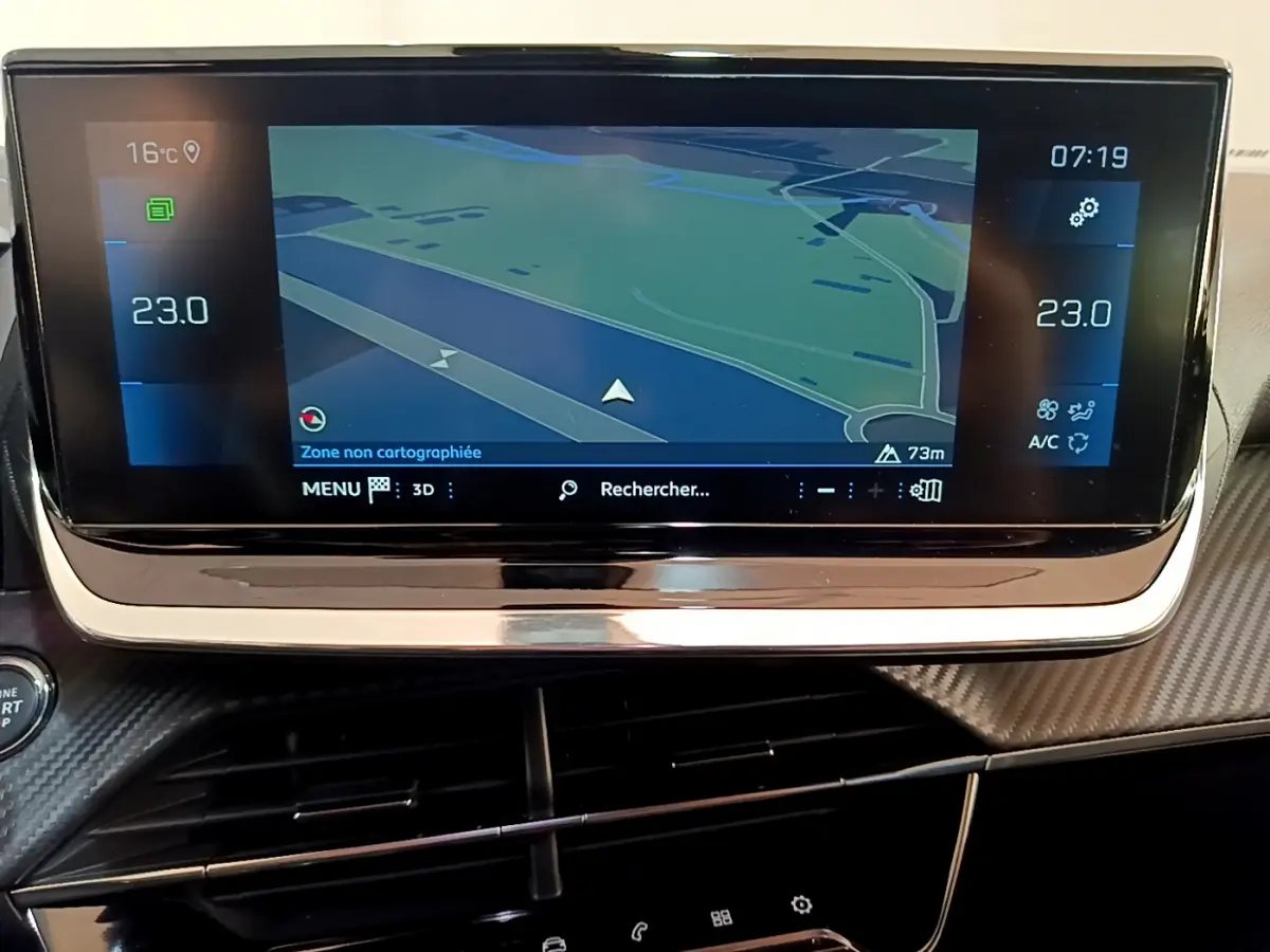 Écran tactile central de navigation du Peugeot 2008 gris clair, affichant une carte et la température intérieure.
