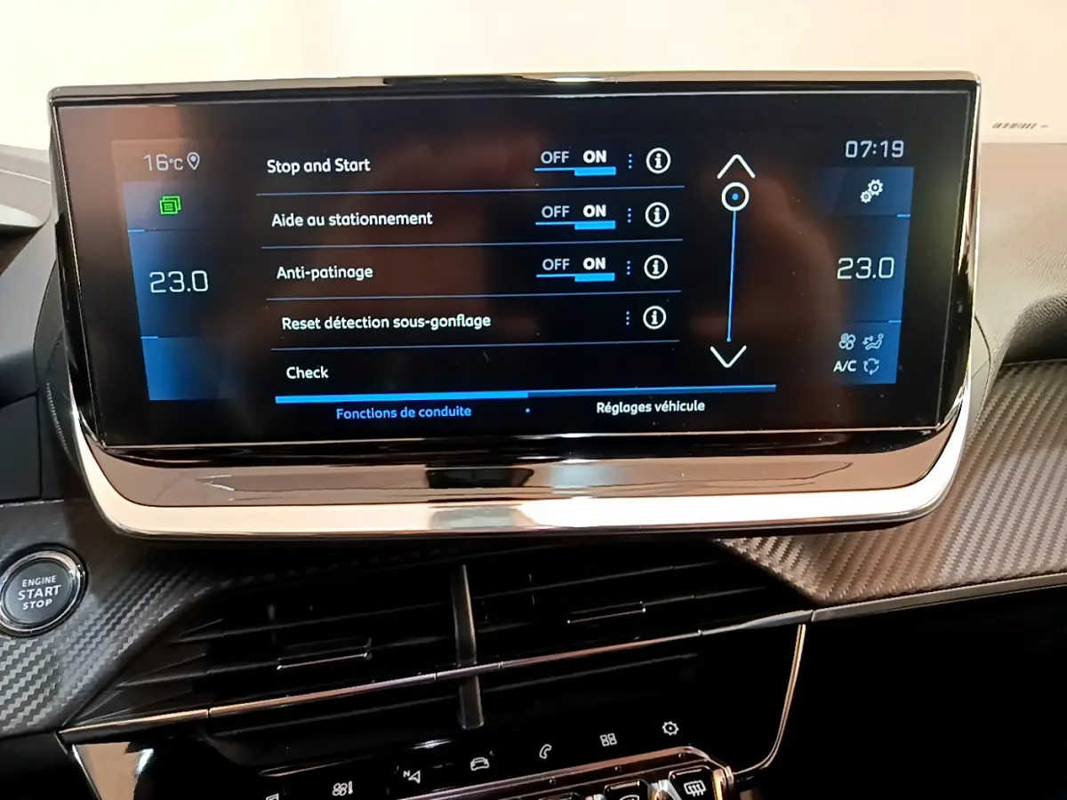 Écran tactile central affichant les réglages du véhicule dans l'habitacle d'une Peugeot 2008 gris clair, vue de face.