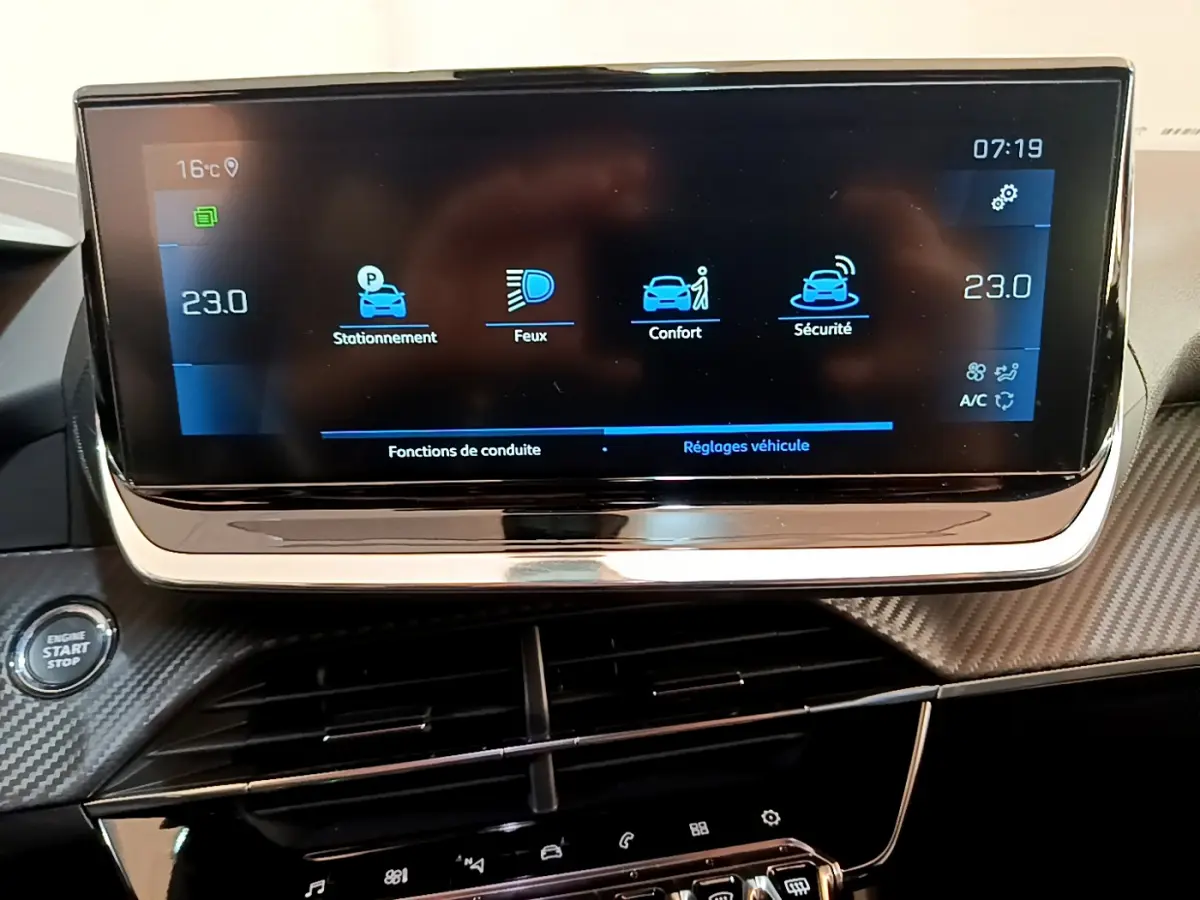 Écran tactile central du tableau de bord de la Peugeot 2008 gris clair, affichant les réglages véhicule et climatisation.