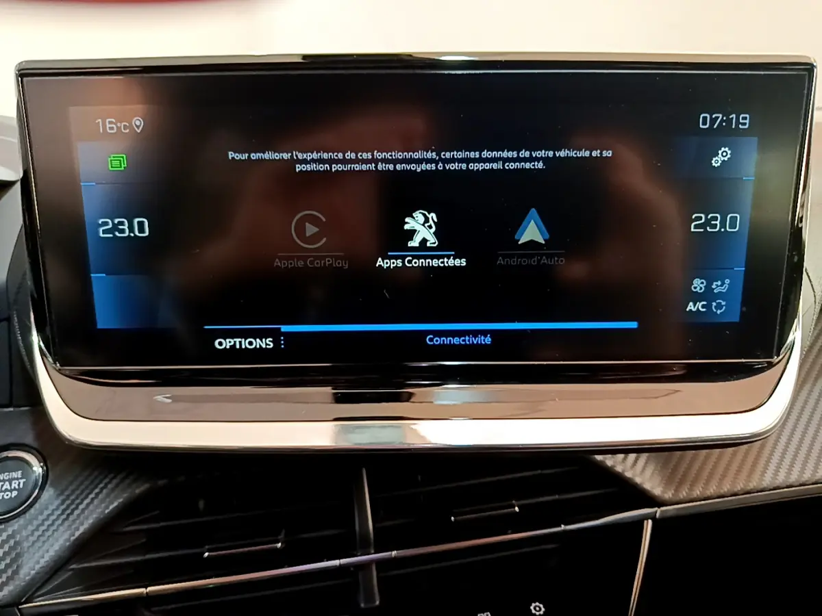 Écran tactile central du tableau de bord du Peugeot 2008 gris clair affichant Apple CarPlay et Android Auto.