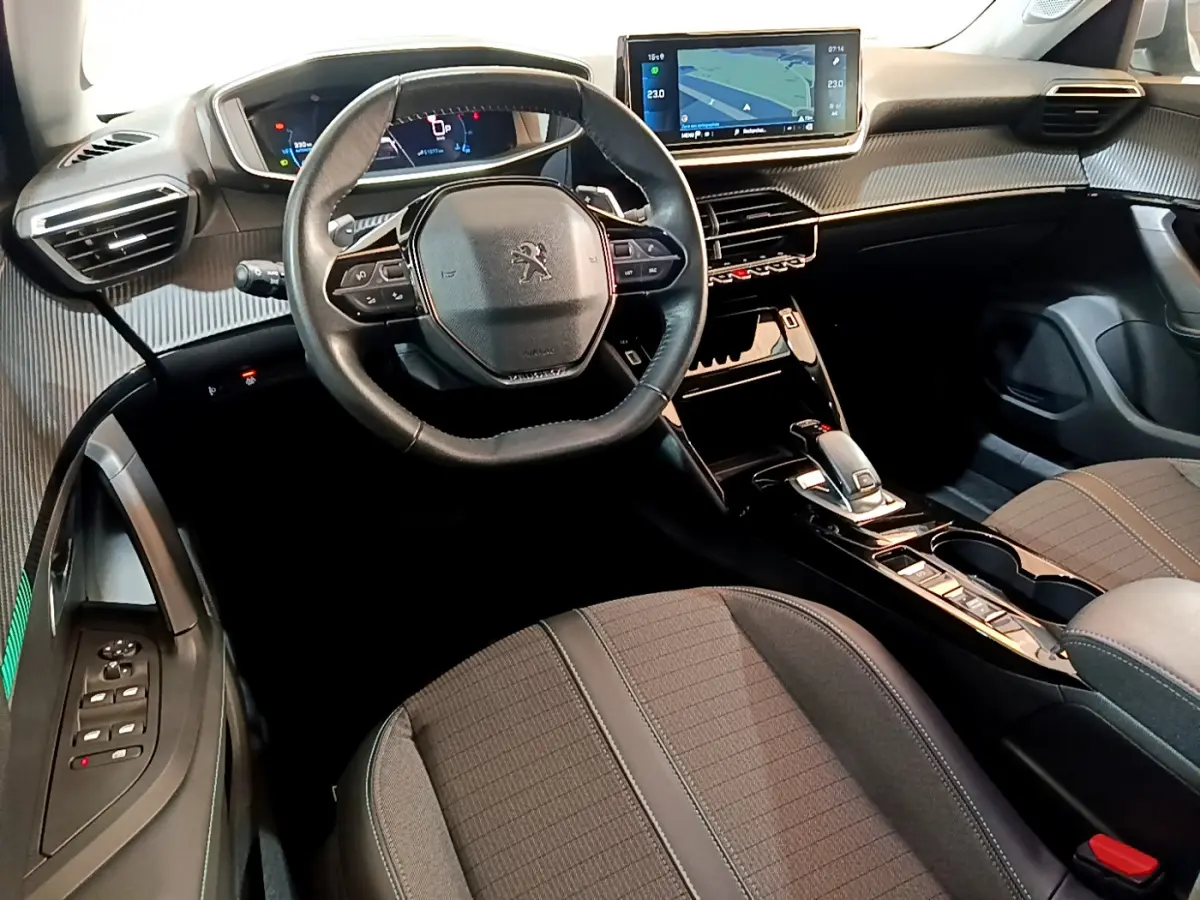 Intérieur Peugeot 2008 vue côté conducteur, volant cuir, écran tactile 10 pouces et tableau de bord numérique.