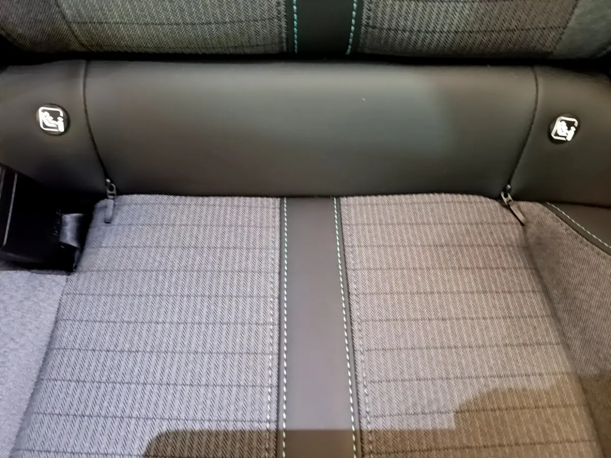 Gros plan sur la banquette arrière gris clair du Peugeot 2008 avec surpiqûres et fixations Isofix visibles.