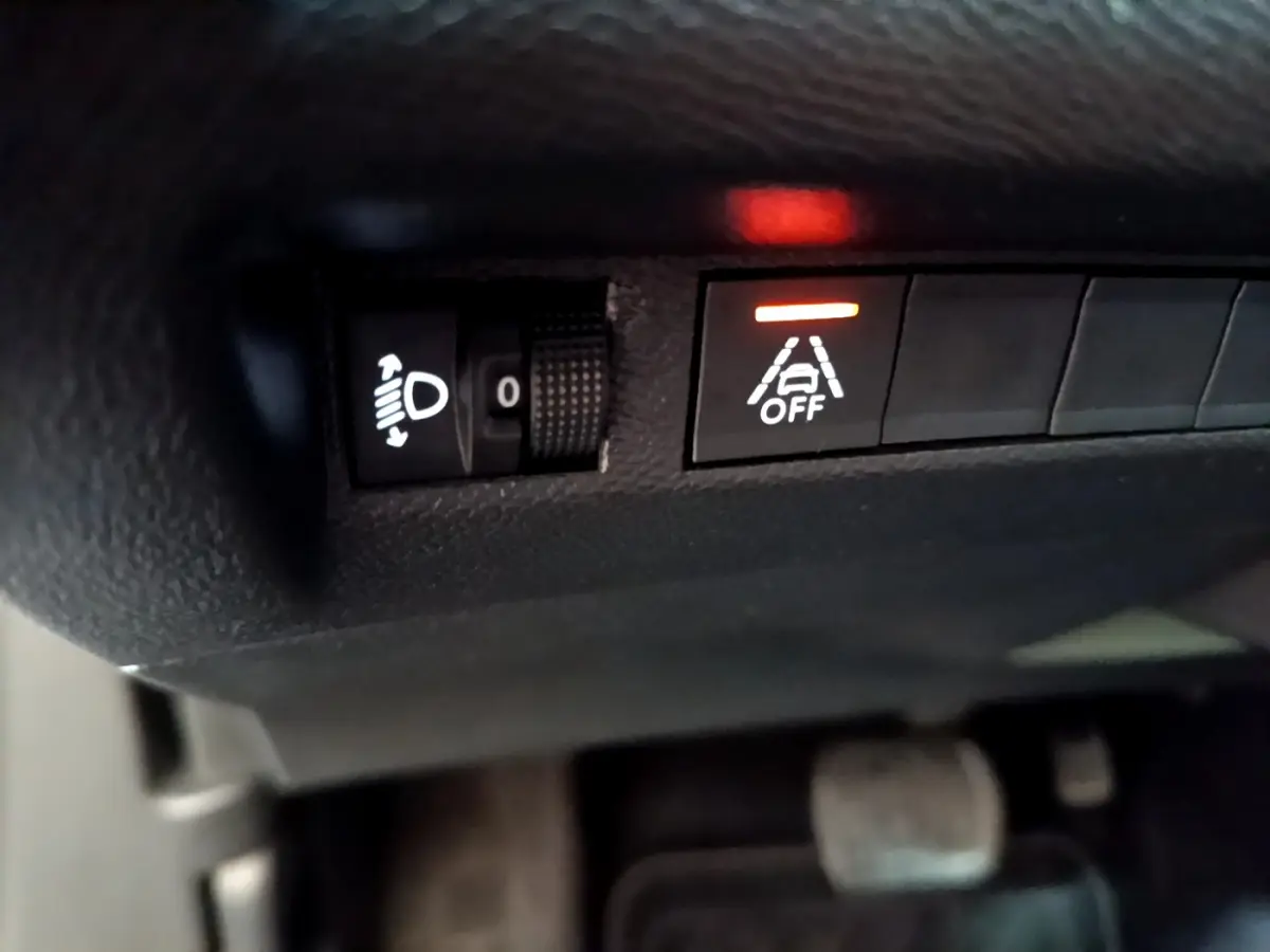 Gros plan sur les commandes d’aide à la conduite avec témoin de ligne blanche désactivée dans un Peugeot 2008 gris clair.