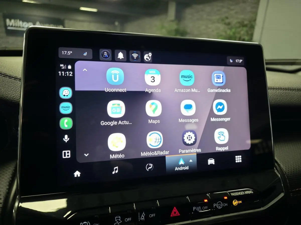 Écran tactile central affichant l'interface Android Auto dans le Jeep Compass Trailhawk 2024 noir.