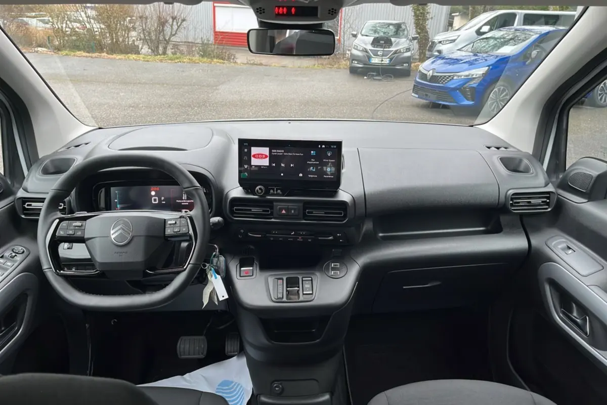 Vue intérieure avant du Citroën Berlingo Kaolin white 2026, tableau de bord moderne avec écran tactile central.