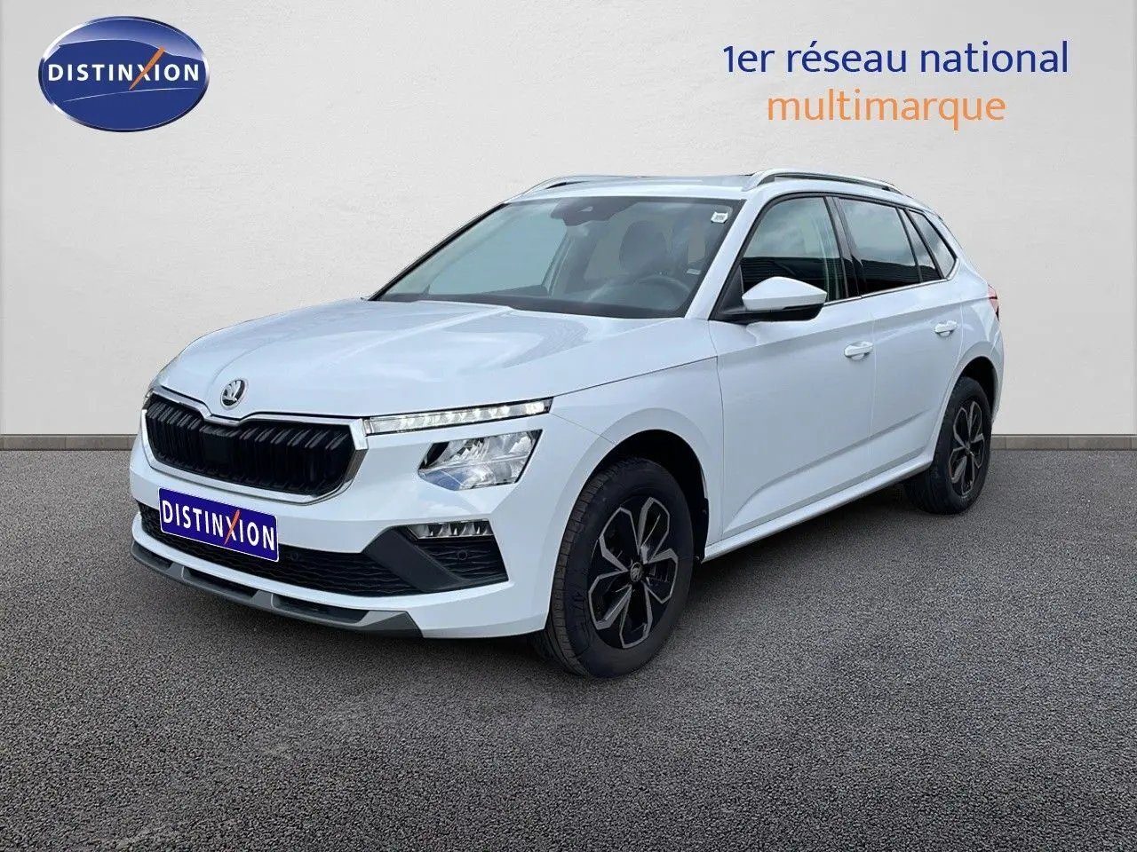 Vue 3/4 avant d'un Skoda Kamiq blanc glacier avec jantes noires et calandre noire brillante.