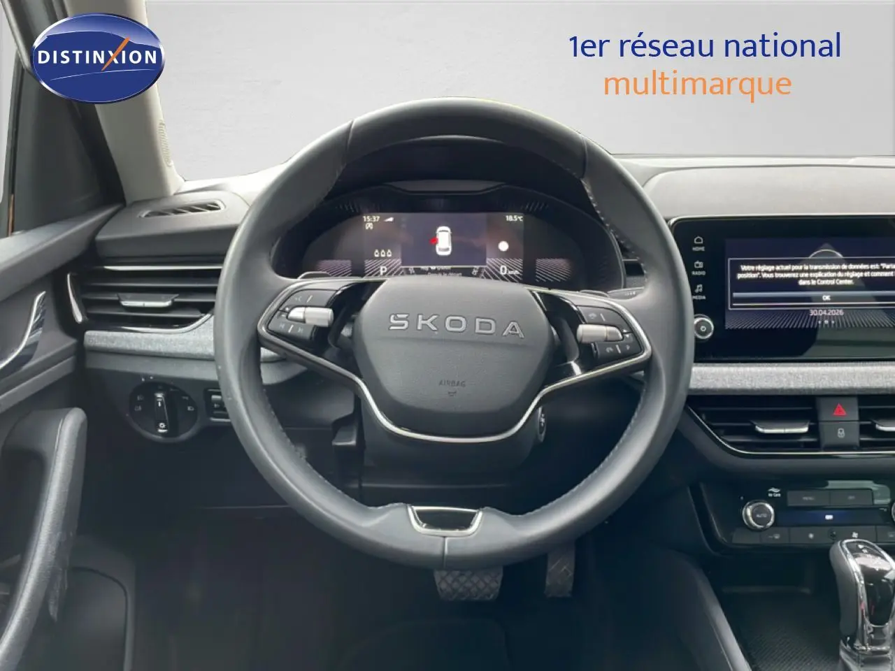 Vue centrée sur le volant noir SKODA du KAMIQ 2025, avec tableau de bord numérique et écran tactile à droite.