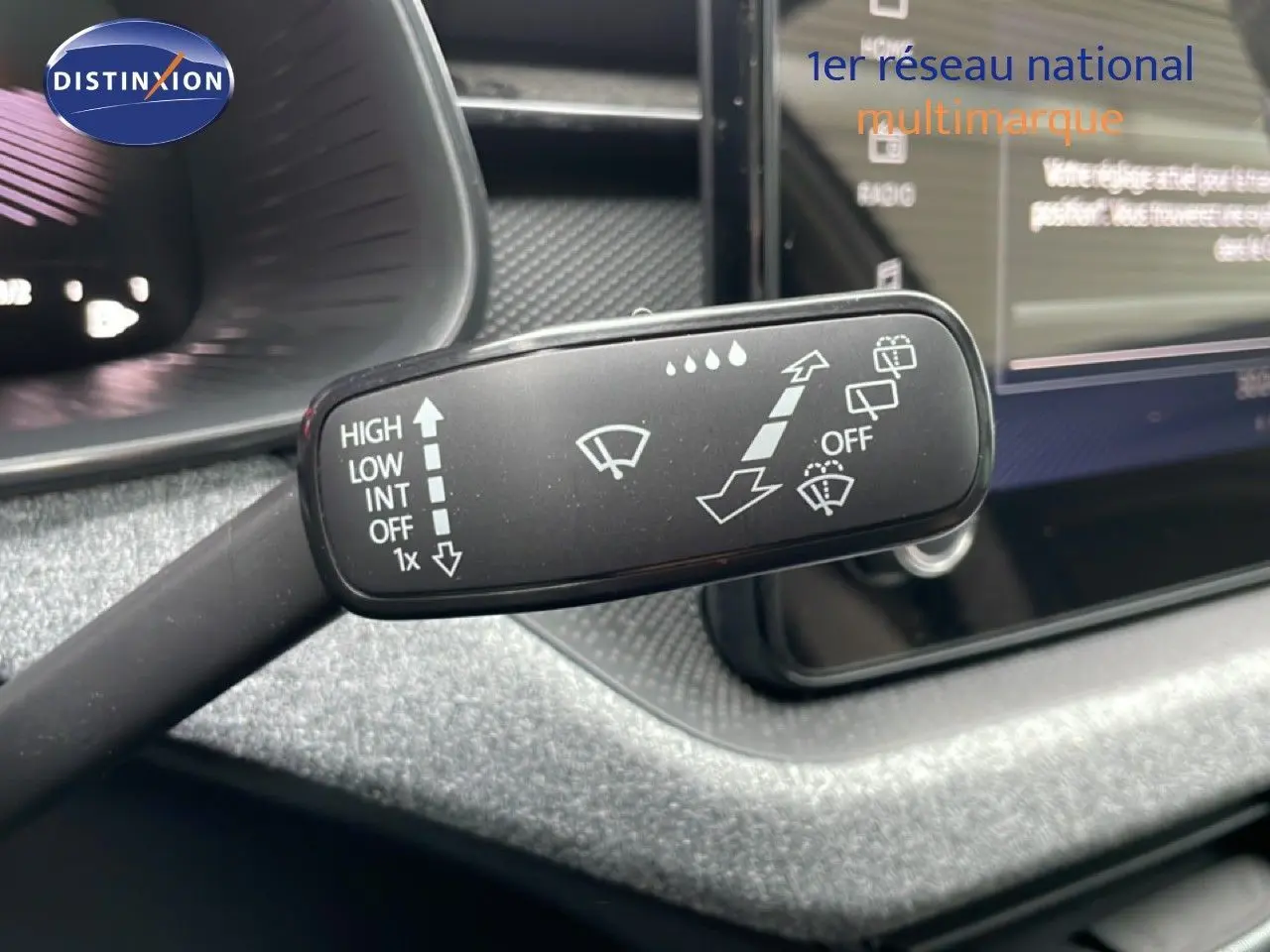 Gros plan sur la commande d’essuie-glace dans l’habitacle du Skoda Kamiq 2025 blanc glacier.