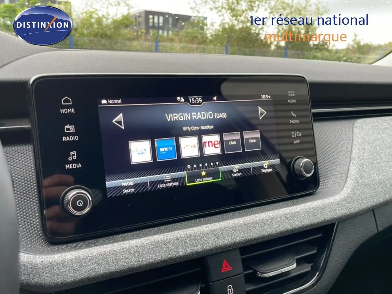 Écran tactile central du Skoda Kamiq blanc glacier 2025 affichant l'interface radio digitale Virgin Radio.