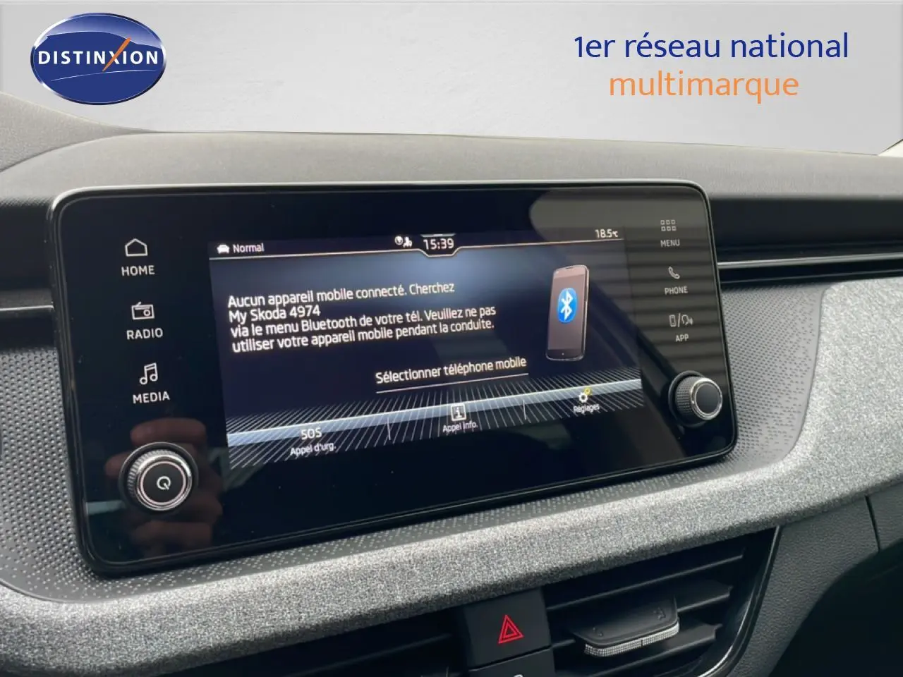Écran tactile central du Skoda Kamiq 2025, affichant le menu Bluetooth, entouré d’un tableau de bord gris texturé.