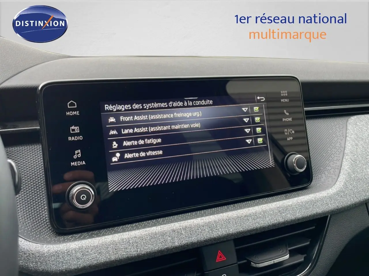Écran tactile central du Skoda Kamiq 2025 montrant les réglages des aides à la conduite dans un intérieur gris.