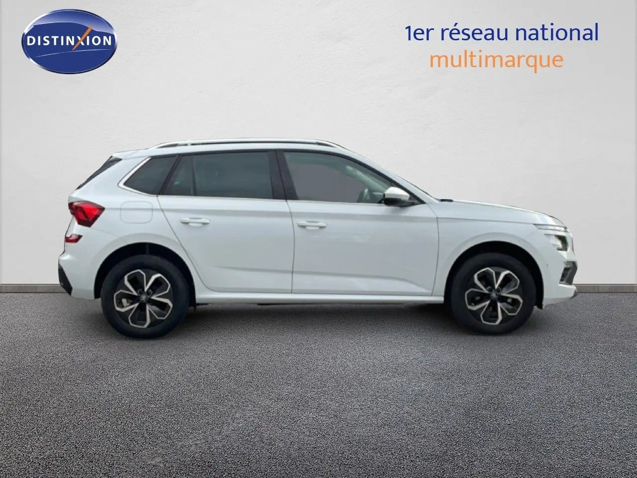 Profil droit d'un Skoda Kamiq blanc glacier 2025 avec jantes alliage et vitres teintées sur fond neutre.
