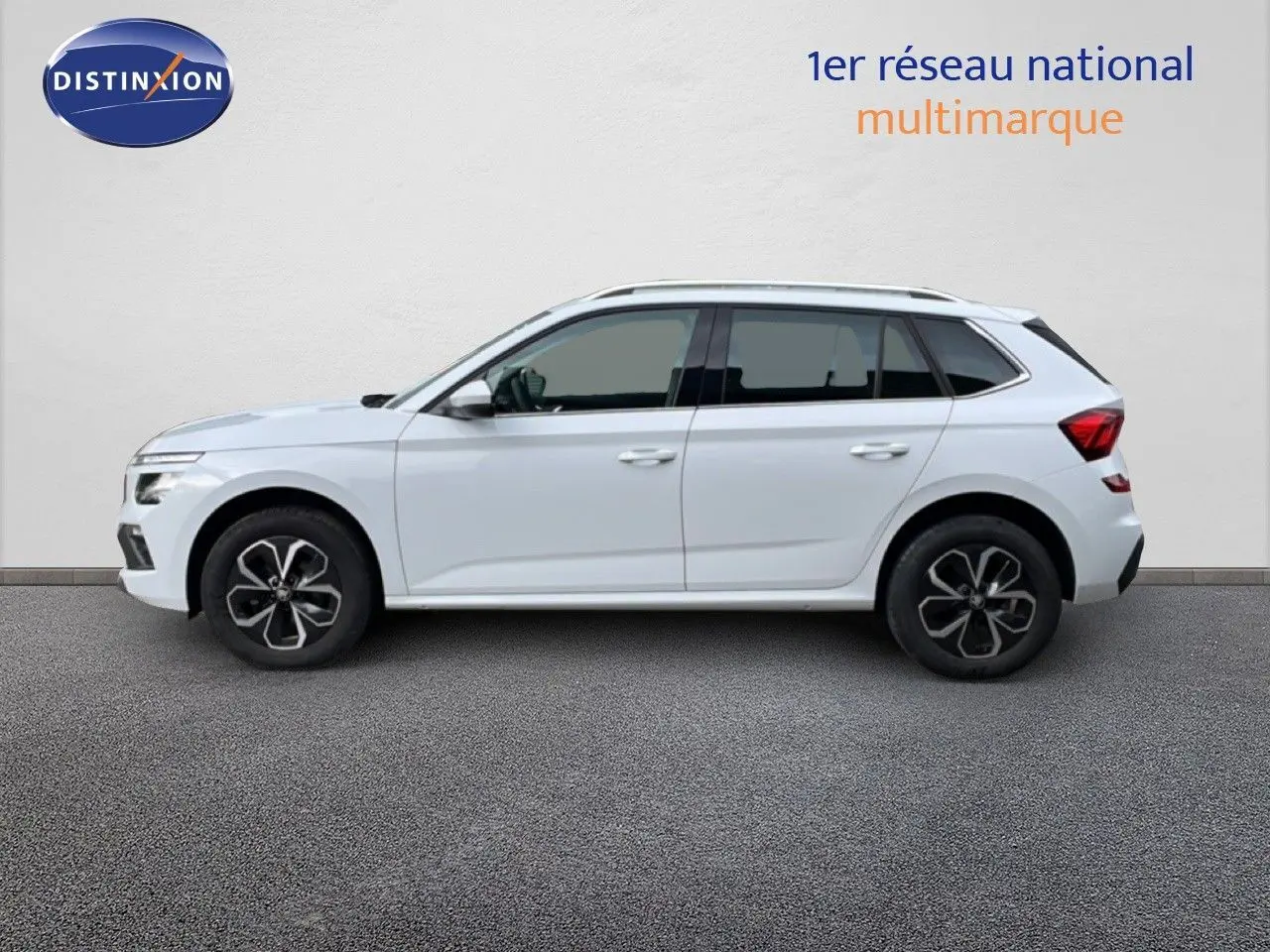 Profil droit du Skoda Kamiq blanc glacier 2025 avec jantes noires et toit ouvrant apparent.