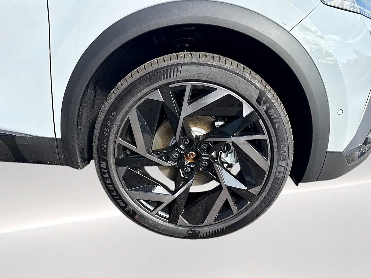 Gros plan sur la roue avant droite noire à design géométrique du Renault Symbioz gris rafale.